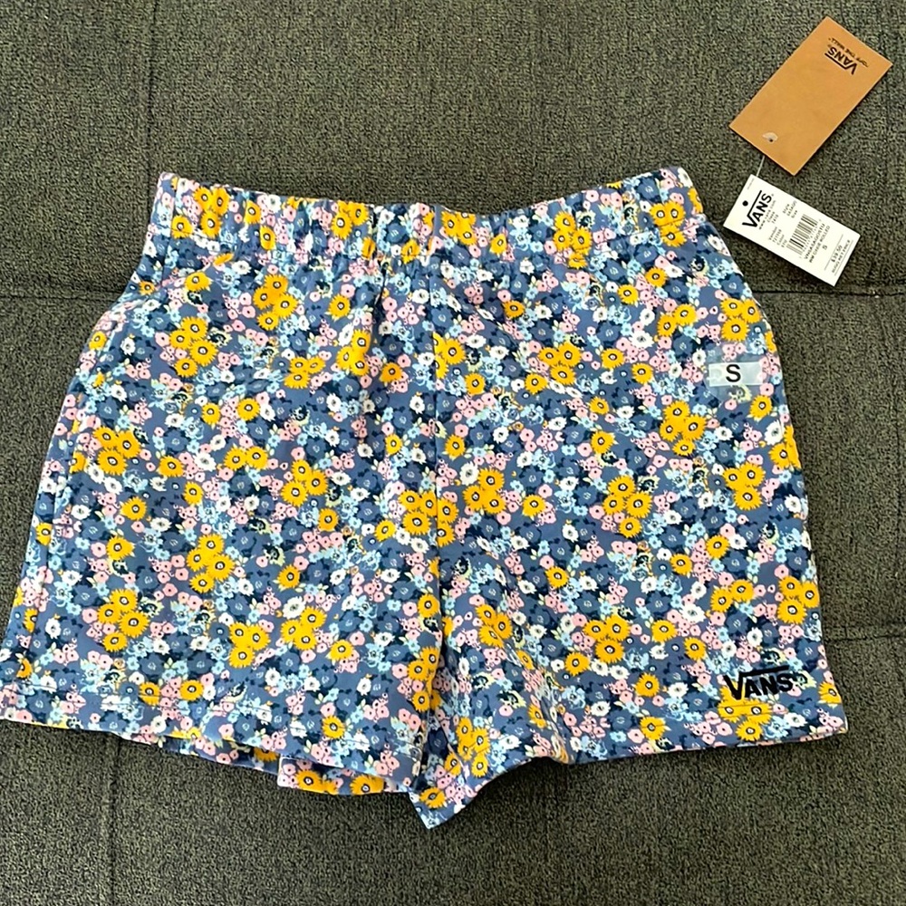 Floral print shorts, NWT, has pockets!